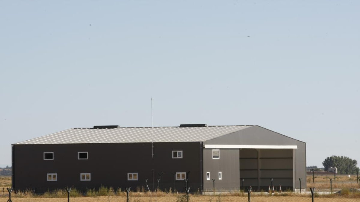 Hangar del Reial Aeri Club en el aeropuerto de Alguaire.
