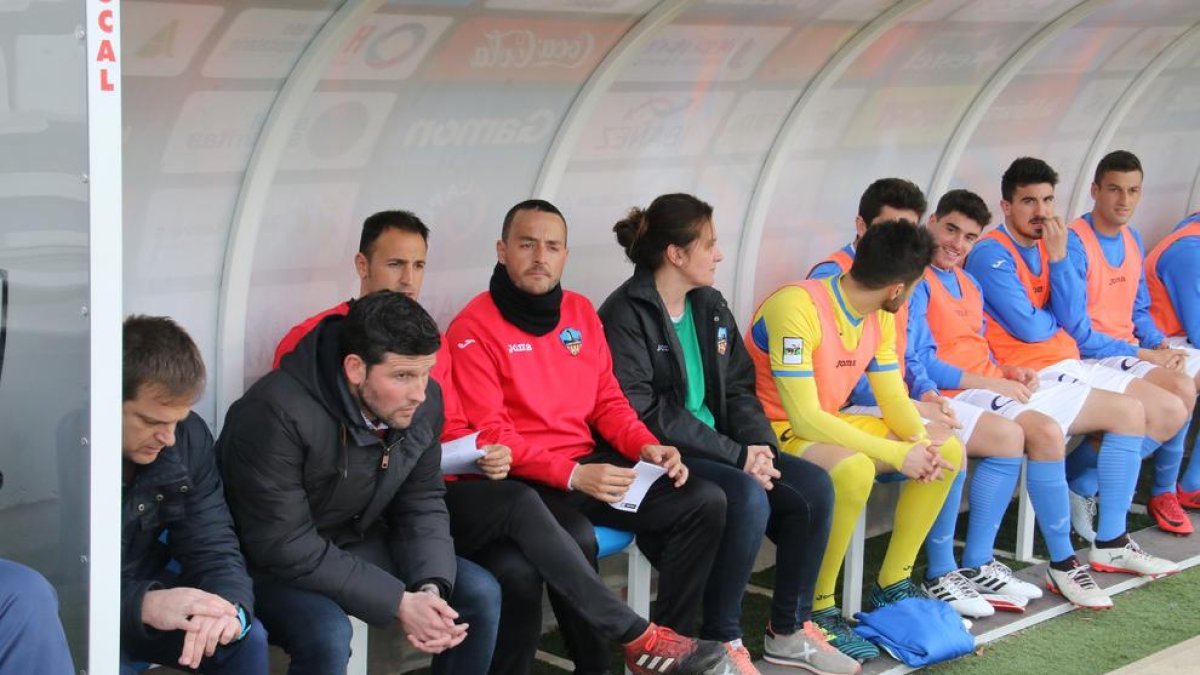 El banquillo de la UE Lleida, durante el partido ante el Ontinyent