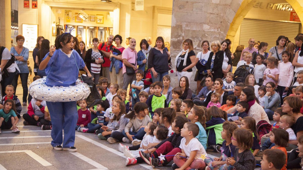 Imagen del cuentacuentos en inglés que ofreció Kids&Us durante la sexta ‘Nit Boja’ de Tàrrega.