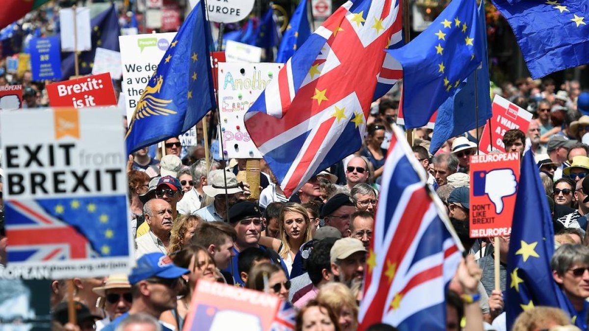 Milers de manifestants van reclamar ahir a Londres poder votar sobre els termes del Brexit amb la Unió Europea.
