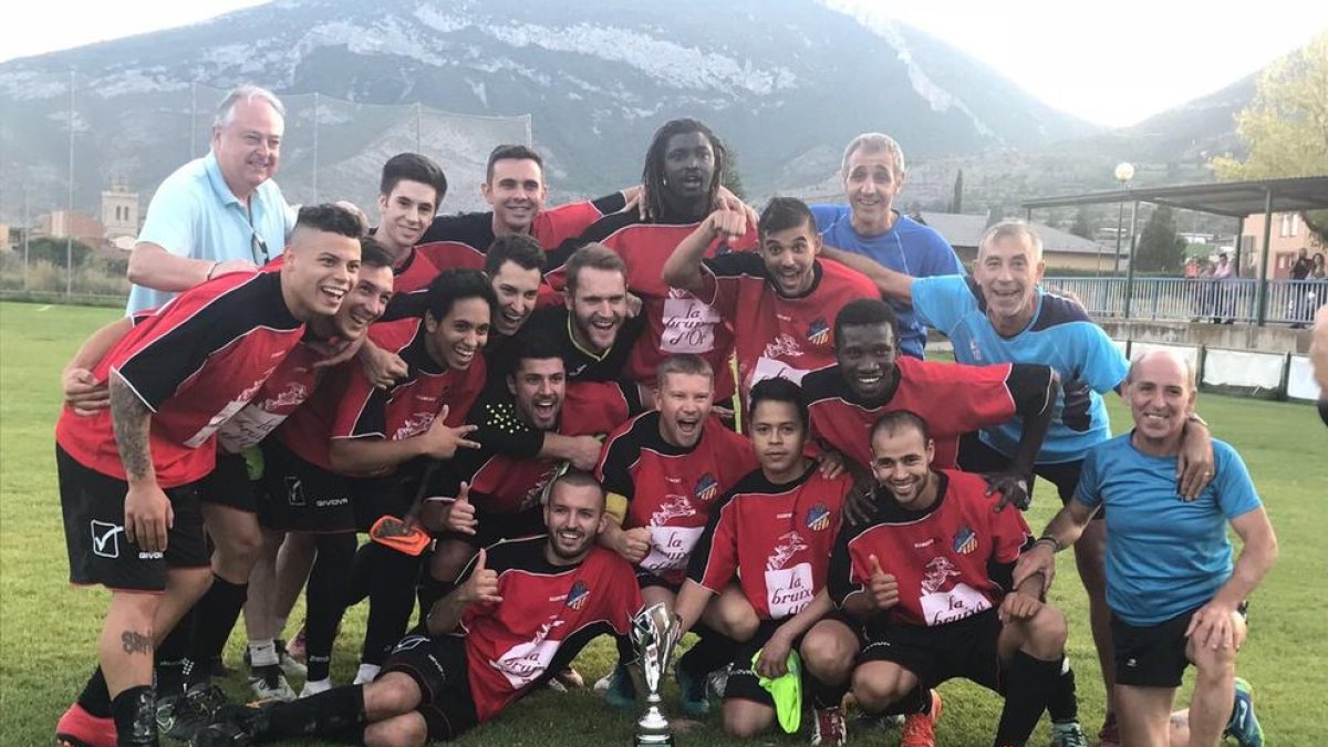 Los jugadores del Tremp celebran el título sobre el césped del Municipal de les Lloredes.