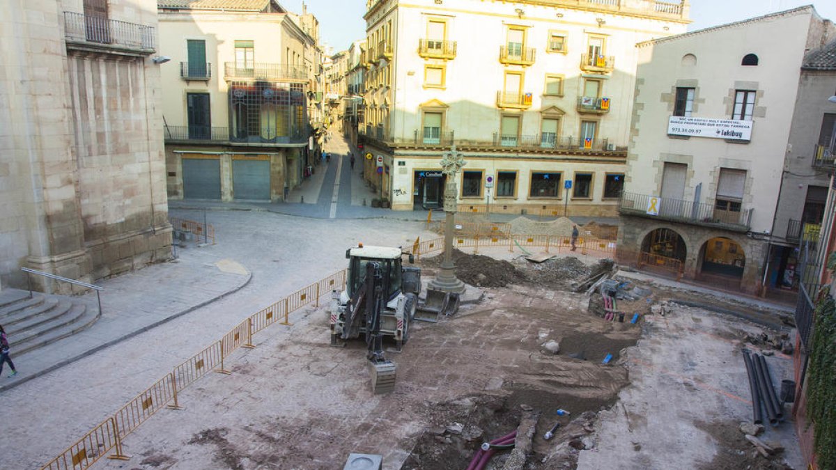 Vista general de les obres a la plaça Major de Tàrrega, que van començar la setmana passada.