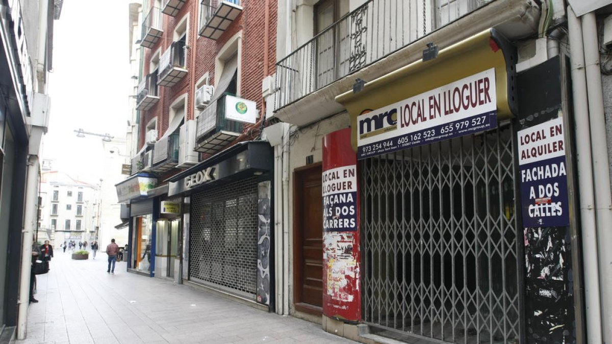 Imatge d’arxiu d’un local tancat a l’Eix Comercial.