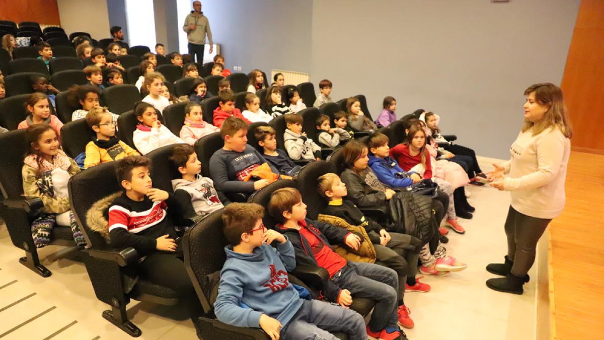 Decenas de niños de Alcoletge asistieron ayer a la charla de la profesora de la UdL Rosa Gil.