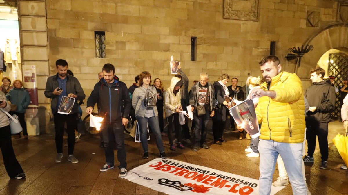 Independentistas queman fotografías de Felipe VI, ayer, en Lleida.