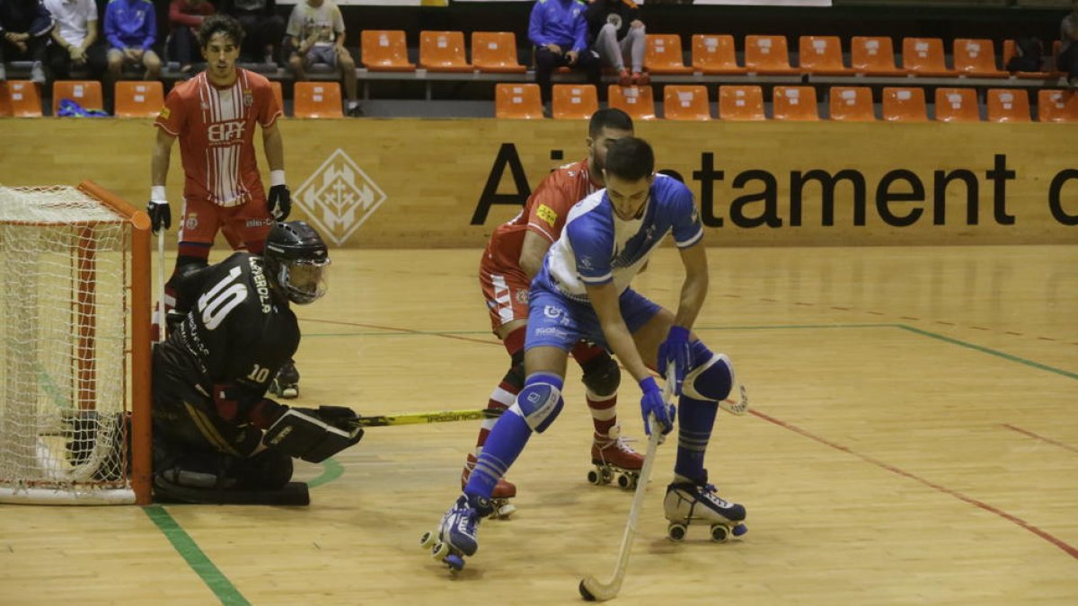 Roberto Di Benedetto, que no va ser gaire efectiu en atac, controla la bola.