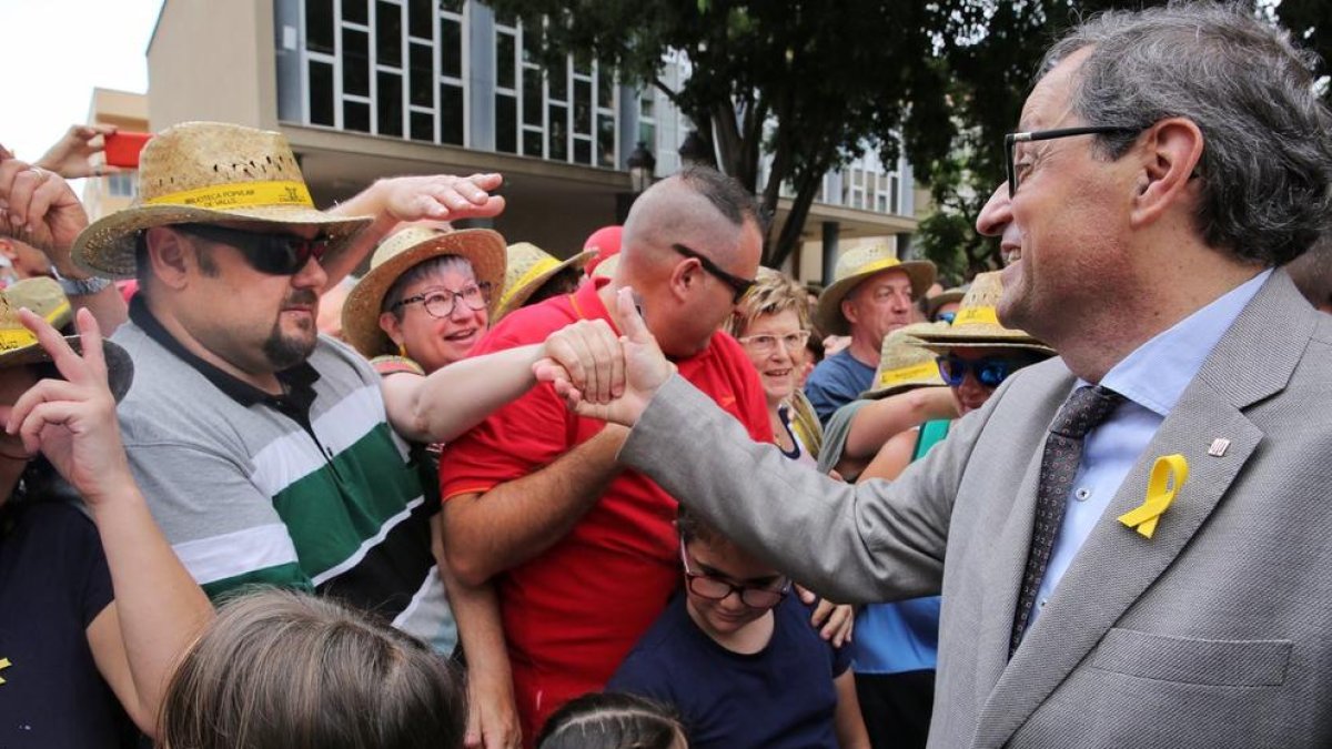El president Torra, ahir aclamat en la visita a la localitat de Valls.