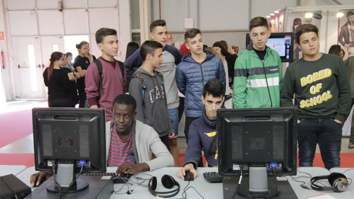 Alumnes a l’última edició de la fira de promoció de la Formació Professional.