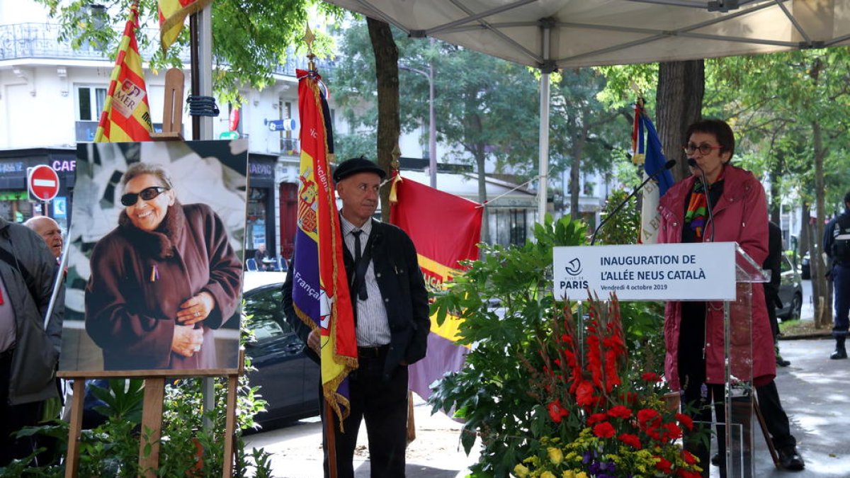 La filla de Neus Català, Margarida, ahir a la capital francesa.