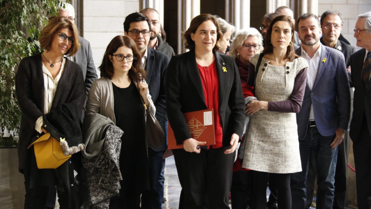 L’alcaldessa de Barcelona, Ada Colau, amb les dones dels presos.
