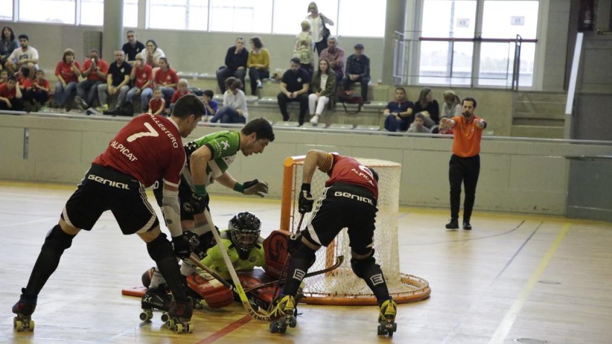 Dos jugadors de l’Alpicat pressiona el porter de l’Alcobendas en una acció del partit d’ahir.