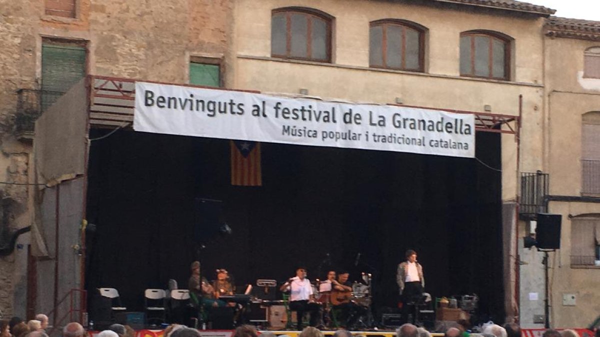 La plaza de la Vila de La Granadella se llenó en el último concierto.