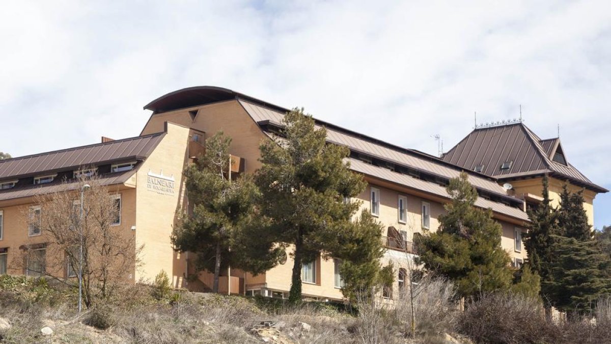 Rocallaura  -  El ‘Rocallaura Spa’ distribuye su oferta en 67 habitaciones dobles, 9 junior suites y 6 suites. Uno de los puntos fuertes es su apuesta por la relajación, con un amplio spa con piscina cubierta, bañera de hidromasaje, sauna, y  ...