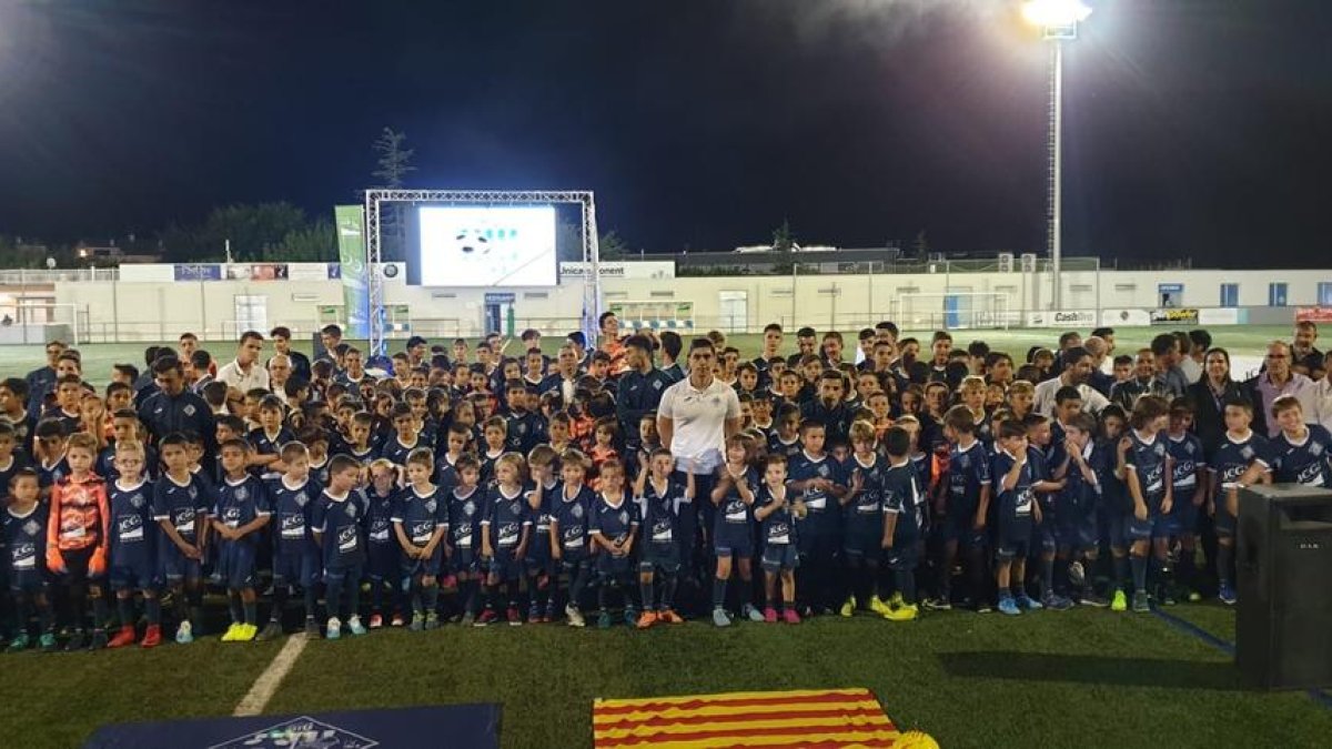 Foto de familia de jugadores, entrenadores, directivos y autoridades ayer durante la presentación oficial de la temporada del Mig Segrià.