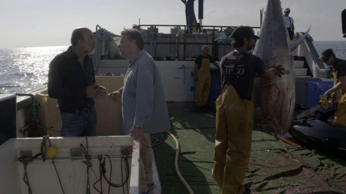 Alberto Chicote en l’enregistrament del reportatge, al discutir al vaixell amb un dels responsables.