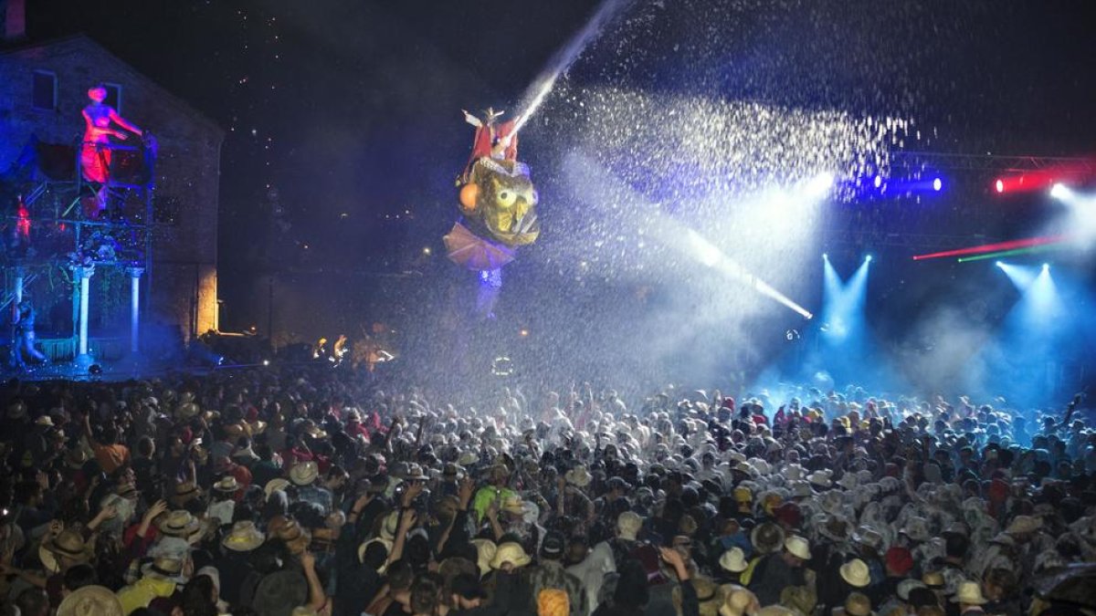 El públic enfervorit en el moment cabdal de l’espectacle de l’Aquelarre, l’Escorreguda del Mascle Cabró a Cal Racó.