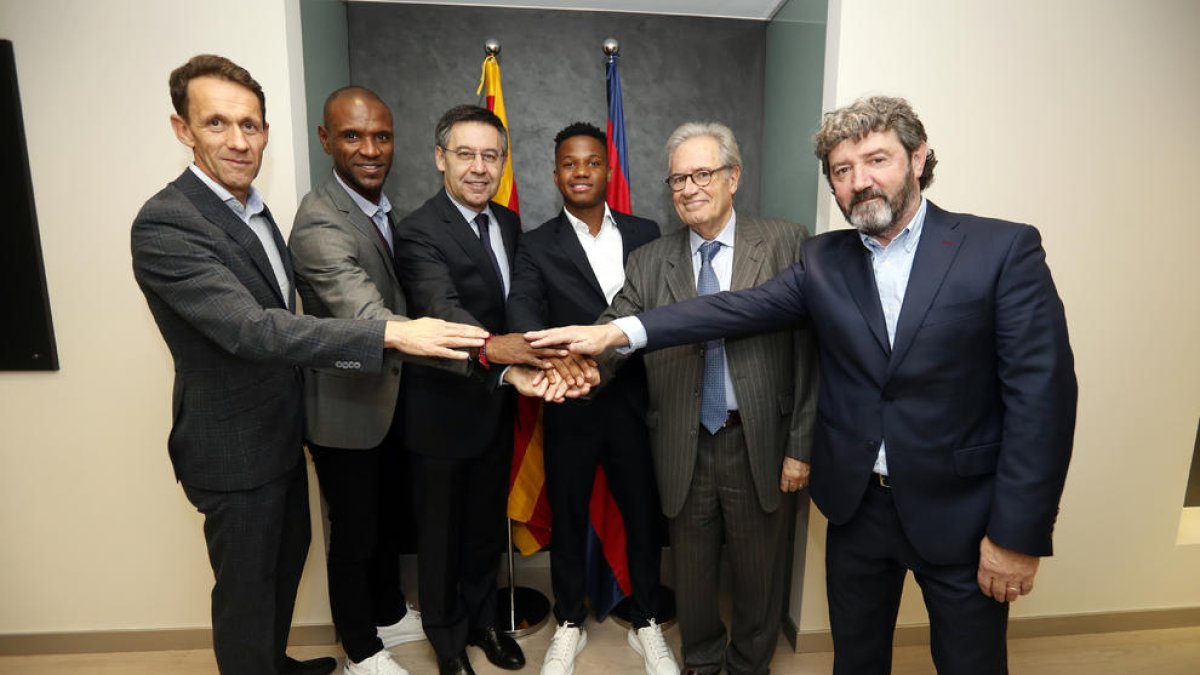 Ansu Fati, ahir després de la firma de la renovació, amb el lleidatà Jaume Planes, el primer a l’esquerra.