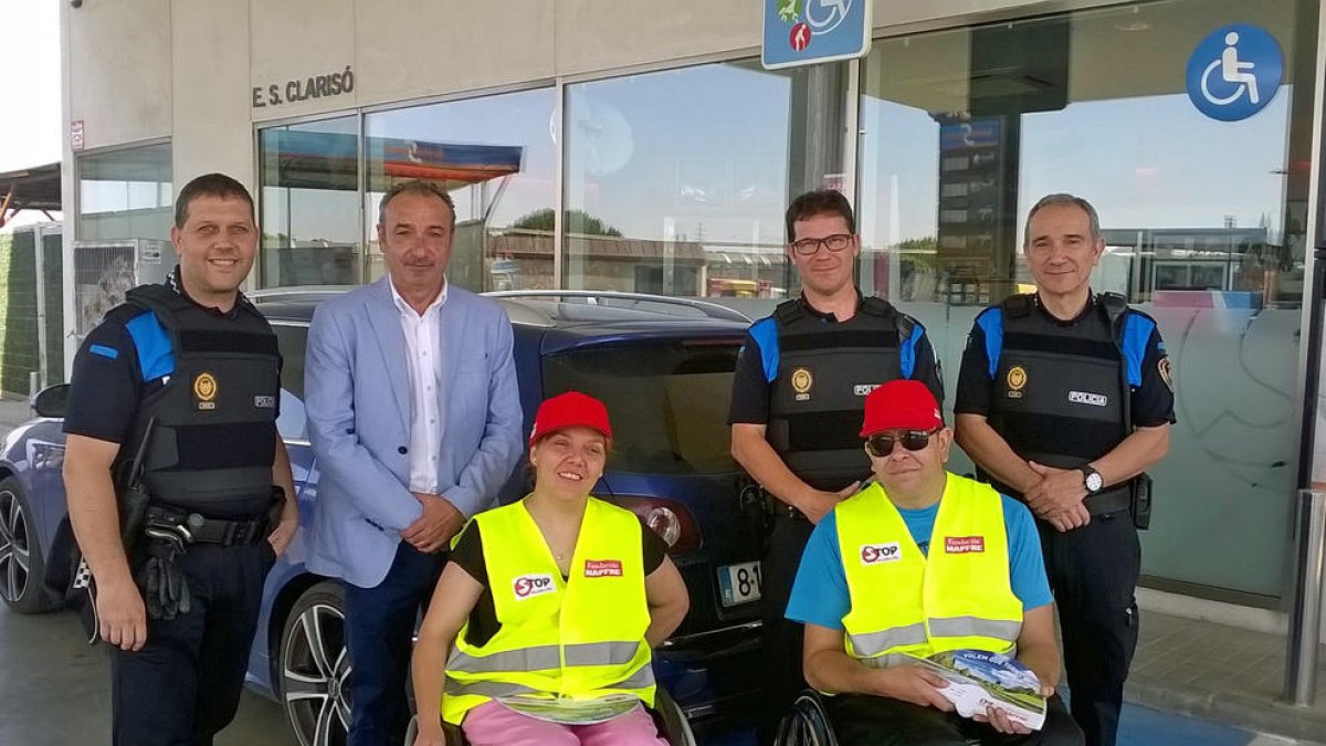 Agents de la Guàrdia Urbana i voluntaris de la campanya.