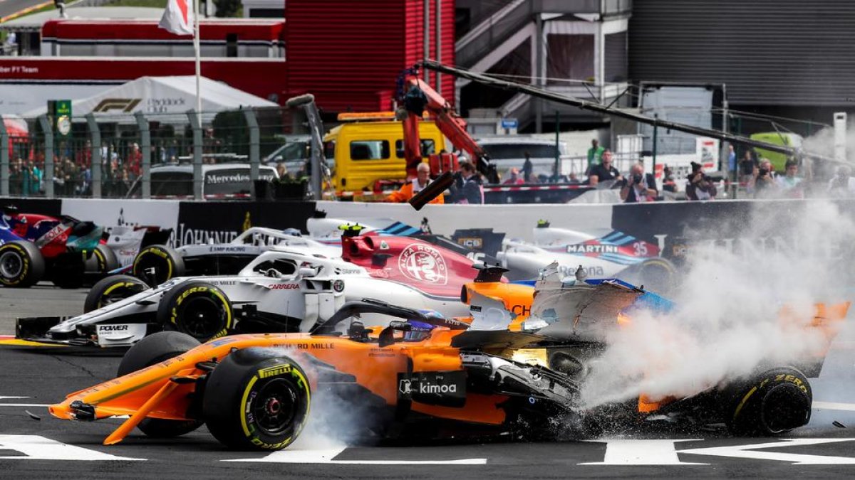 Aquest accident a l’inici de la carrera va provocar la retirada de Fernando Alonso, que va ser envestit per Nico Hülkenberg.