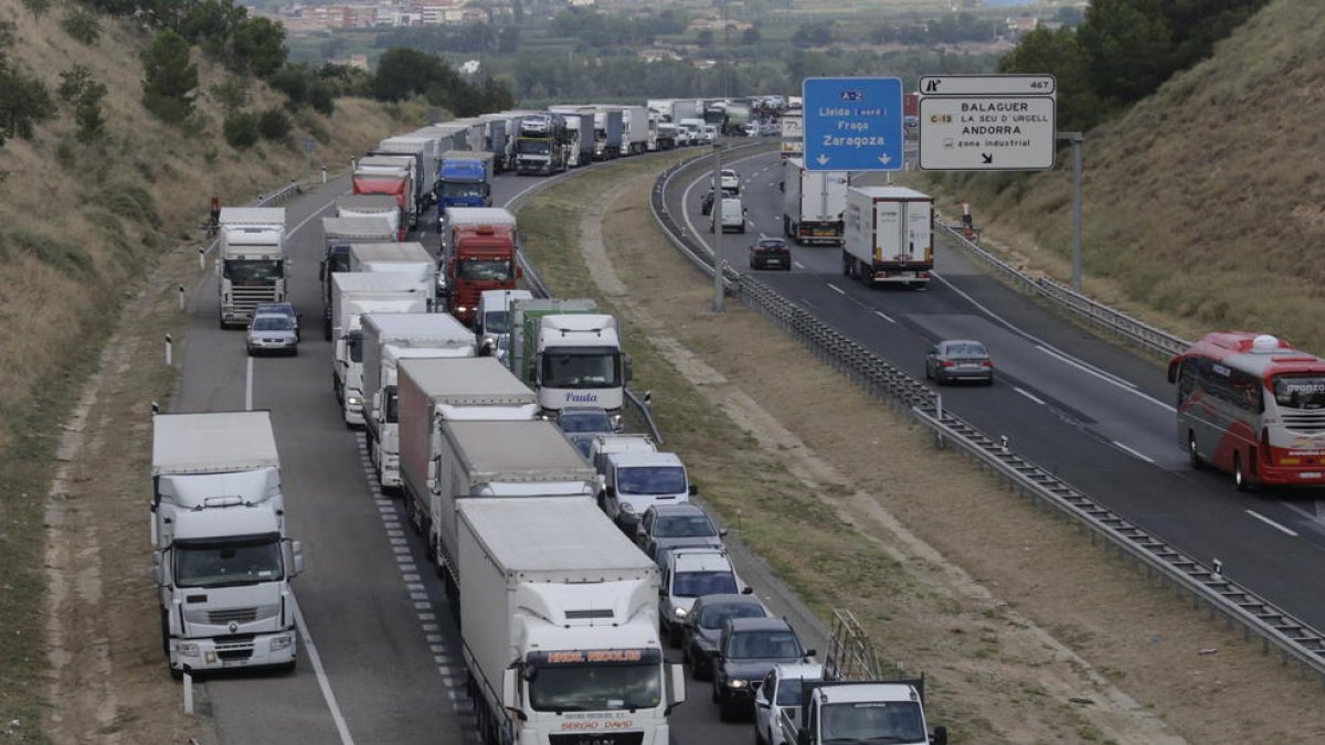 Vista de las retenciones registradas ayer en la A-2 tras la colisión entre un camión y un turismo.