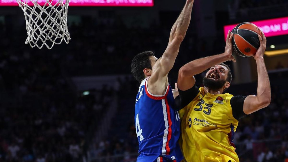 Nikola Mirotic intenta anotar ante un rival.