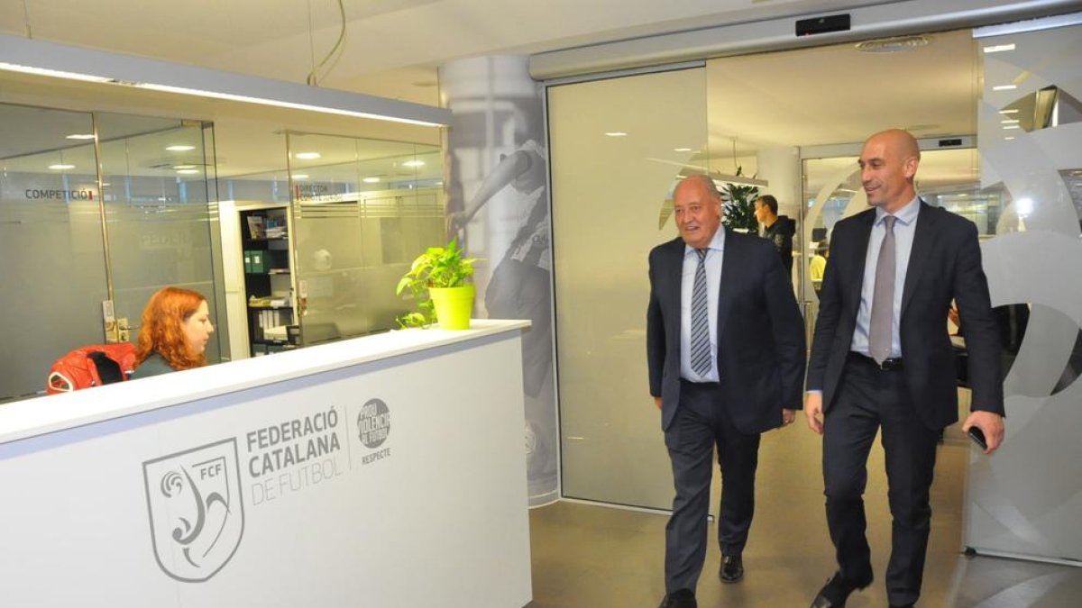 El presidente de la RFEF, Luis Rubiales, visita la sede de la Catalana