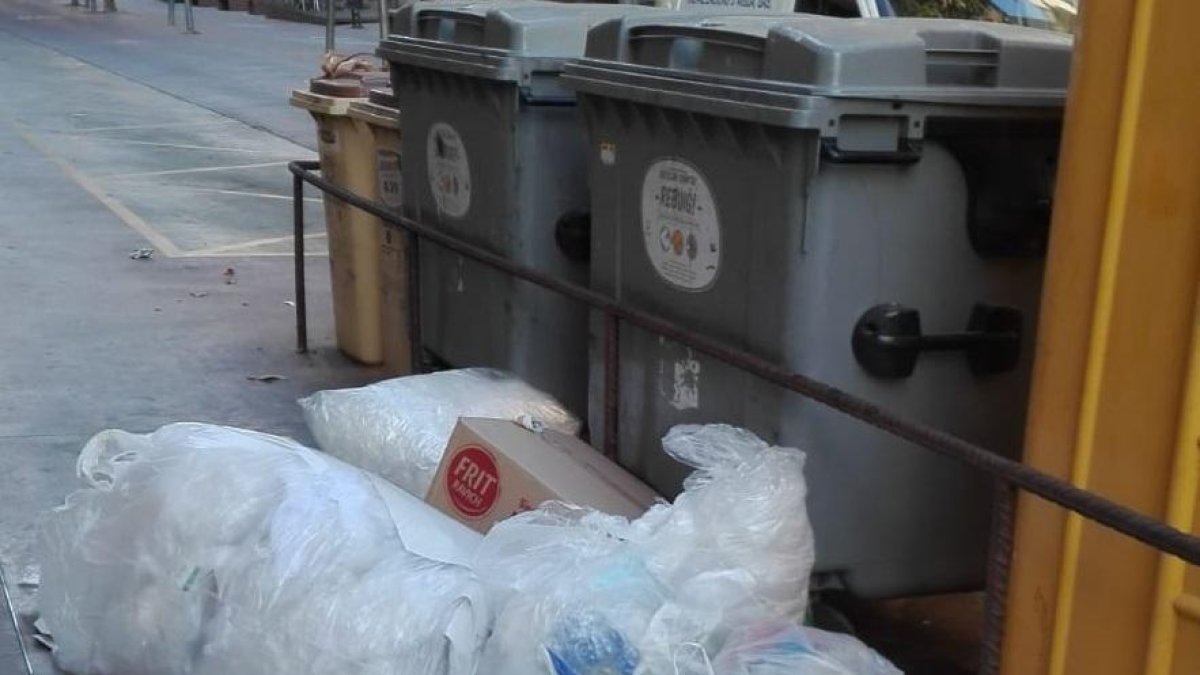 Los residuos que se dejaron fuera del contenedor en Tàrrega.