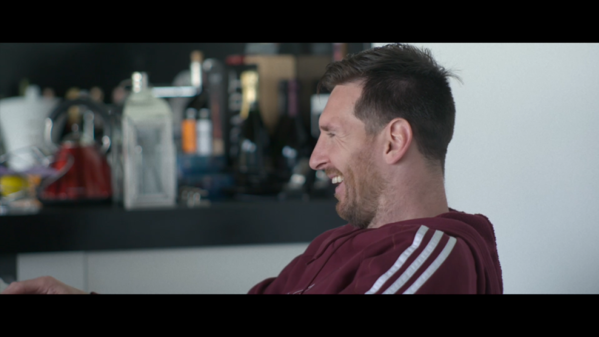 Un fotograma de la serie donde aparece Messi.