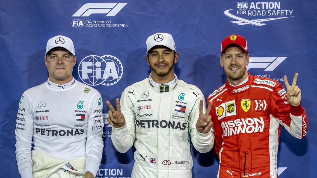 Hamilton, flanqueado por su compañero Bottas y Sebastian Vettel