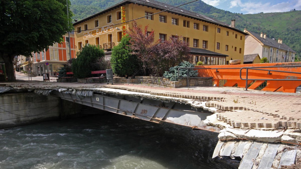 Así quedó el puente sobre el Garona en Les tras la riada.