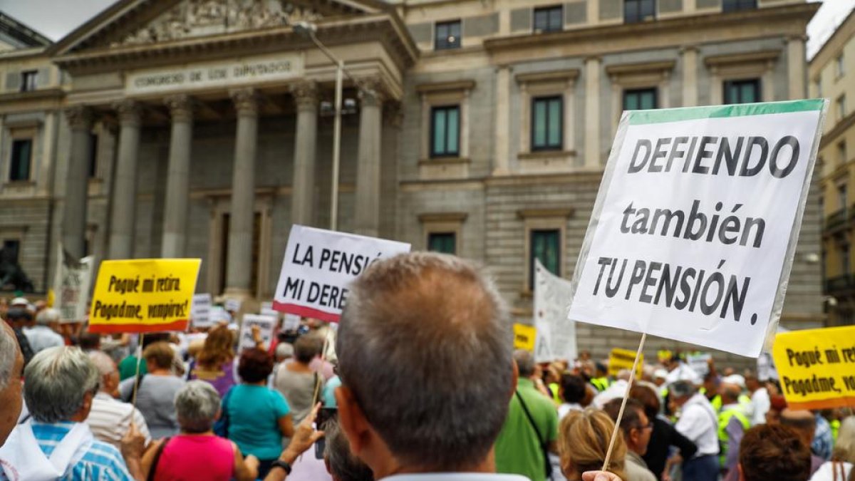 Concentración de pensionistas ante el Congreso de los Diputados, ayer.