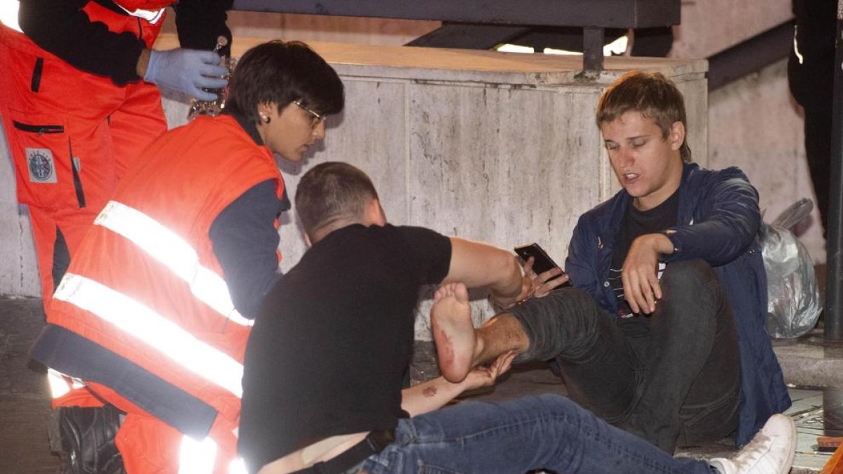 Uns ferits són atesos per parametges.