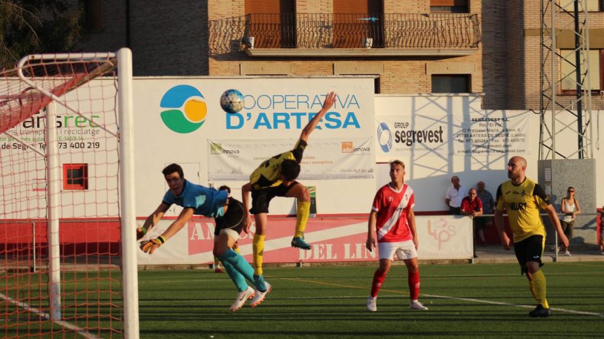 Galceran intenta una rematada en una acció del partit d’ahir.