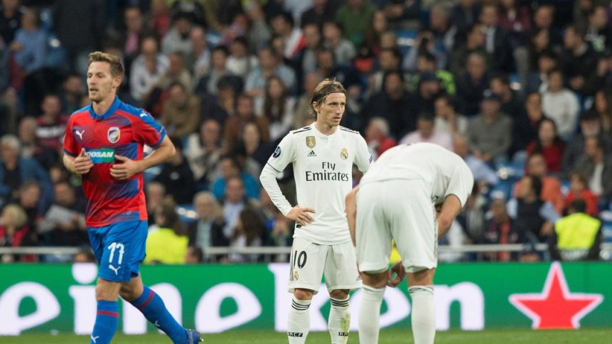 Modric i Benzema es disposen a servir de centre després d’encaixar el gol del Viktoria Pilsen.