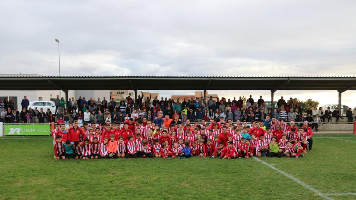 El Fondarella Club de Futbol presentó el sábado a sus 9 equipos federados, que aglutinan a los 115 jugadores de la entidad.