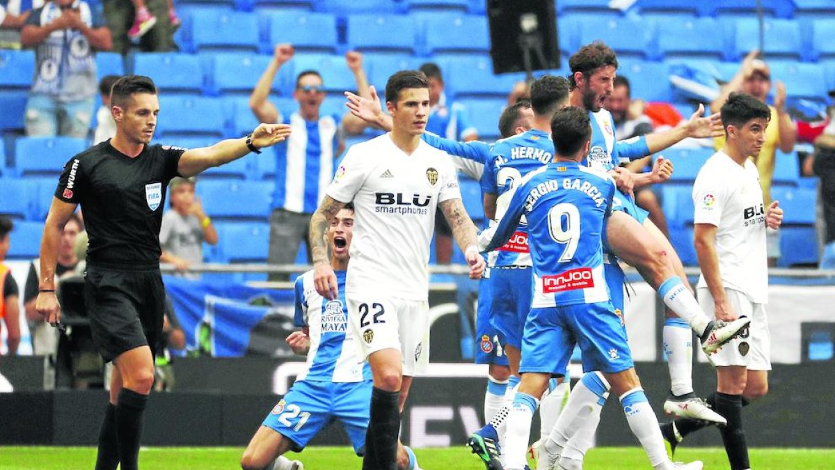 Los jugadores del Espanyol celebran el primer gol del encuentro.