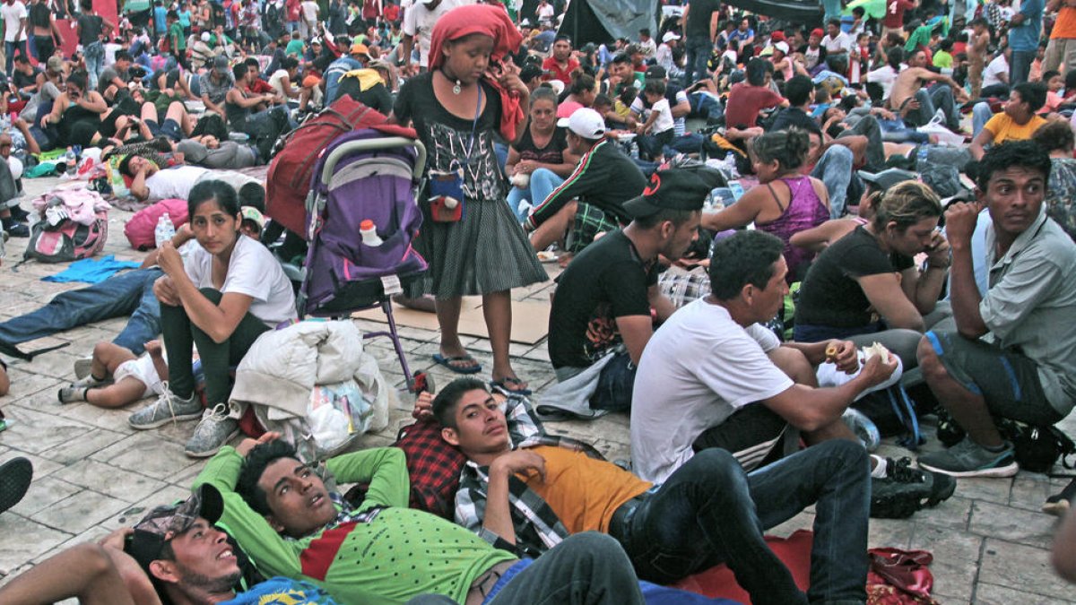 Migrants hondurenys descansant a Mèxic, dilluns.