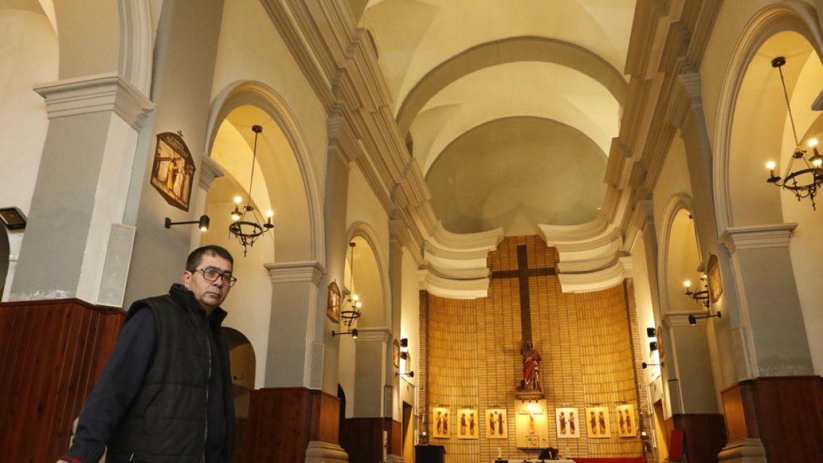 El rector d’Alpicat a l’interior de l’església després de les obres que s’han dut a terme a la teulada.
