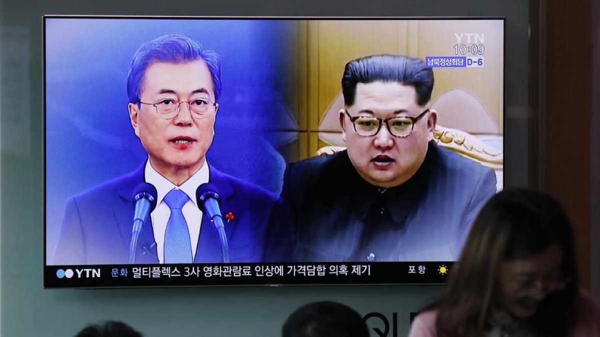 Ciudadanos surcoreanos atentos a la suspensión del programa nuclear de Pyongyang.