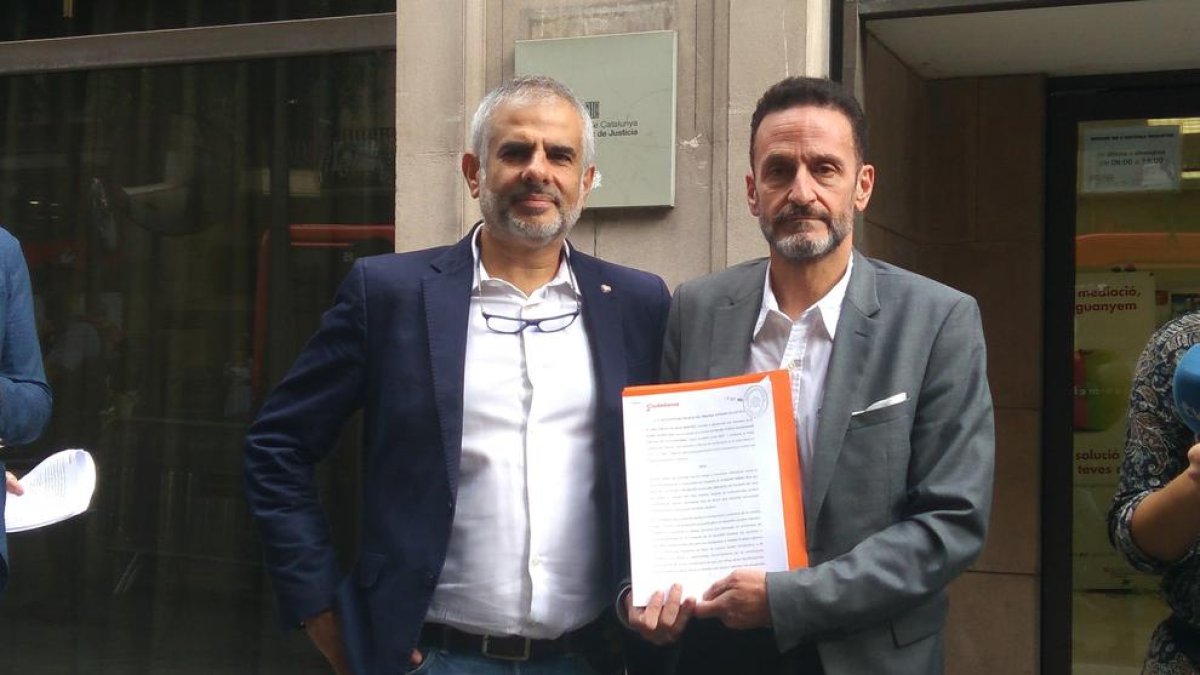 Ante la Fiscalía  -  Carlos Carrizosa y Edmundo Bal, diputados de Cs en el Parlament y en el Congreso respectivamente, presentaron ayer una denuncia ante la Fiscalía Superior de Catalunya para que abra una investigación contra el president, Quim ...