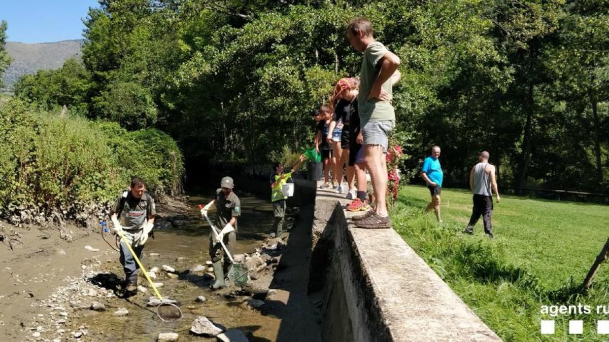 Actuación de los Rurales en el canal hidroeléctrico de Sort.