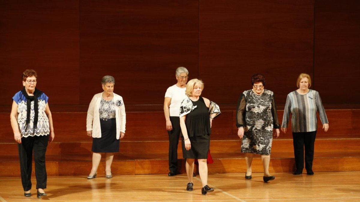 Más de 150 mujeres mostraron ayer sus propias creaciones en el Auditori Enric Granados.