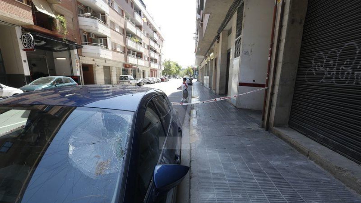 Cau una cornisa i fa malbé un cotxe a Pardinyes