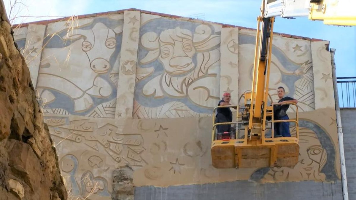 Los trabajos para elaborar el nuevo mural.