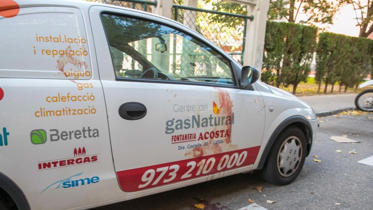 El vehicle d’una firma lleidatana, tacat de sang de la dona.