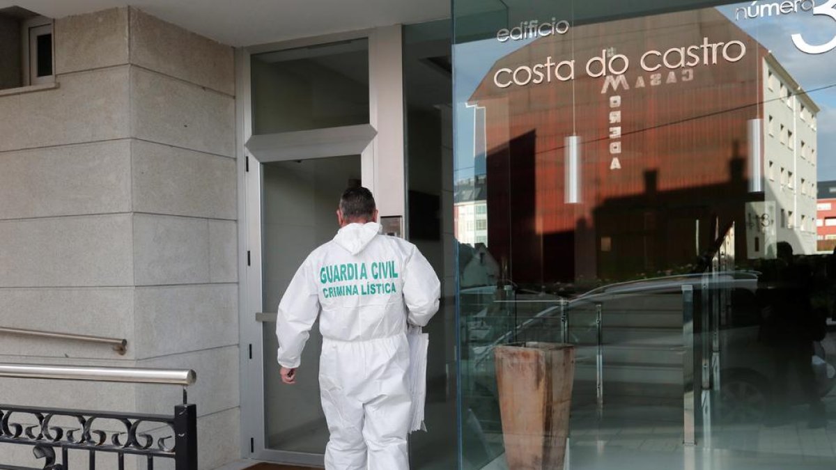 Un agente de la Guardia Civil accede al inmueble en el que tuvo lugar el crimen, ayer, en Foz.
