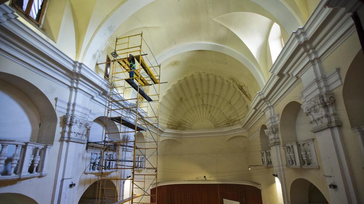El interior del auditorio, donde se ha instalado un andamio.