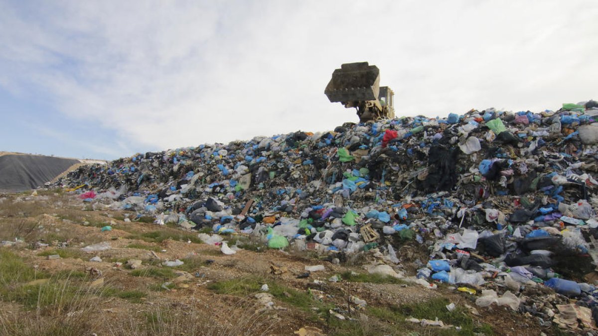 Els residus ja superen la cota de coronació de l’actual vas.