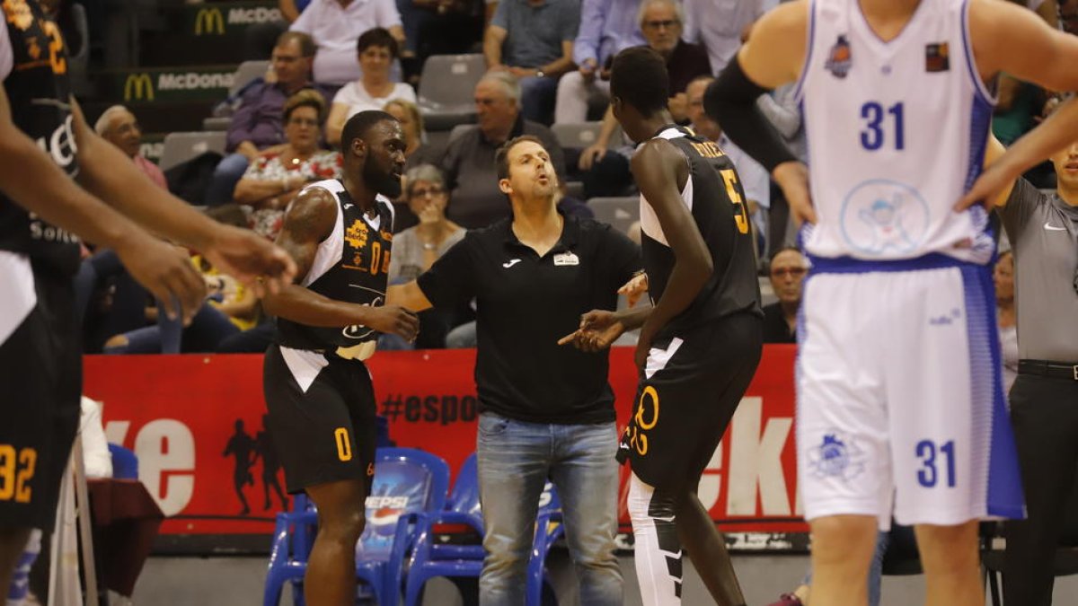 Jorge Serna dóna instruccions a Pa Mor Diene i Mike Carey.