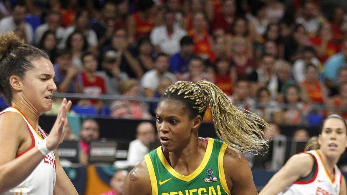 Nichols defiende ante la senegalesa Aicha Sidibe.